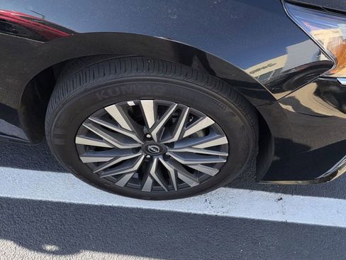 Used 2025 Nissan Altima 2.5 SV image 3