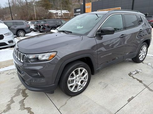 Used 2024 Jeep Compass Latitude image 7