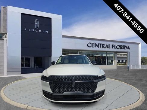 New 2027 Lincoln Navigator Premiere RWD image 2