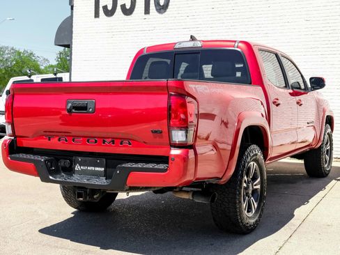 Used 2018 Toyota Tacoma TRD Sport w/ Technology Package image 7