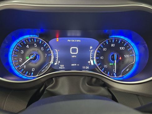 Certified 2024 Chrysler Pacifica Touring-L FWD image 21