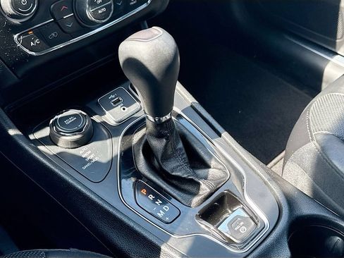 Used 2019 Jeep Cherokee Limited w/ Technology Group AWD/4WD image 16