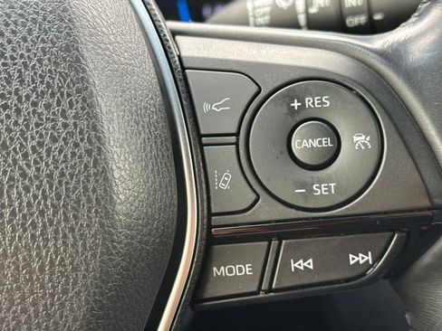 Used 2022 Toyota Venza XLE image 27