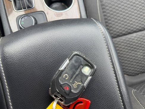 Used 2019 GMC Acadia SLE image 32