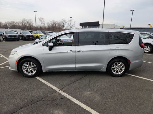 Used 2023 Chrysler Pacifica Touring-L image 7