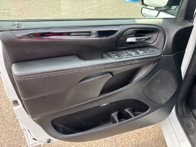 Used 2019 Dodge Grand Caravan SXT w/ Blacktop Package FWD image 10