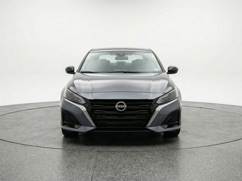 Used 2025 Nissan Altima 2.5 SV FWD image 2