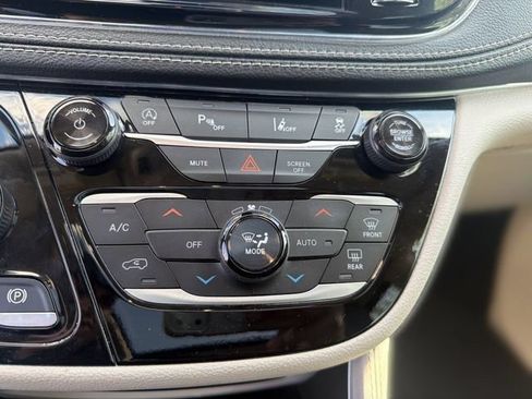 Used 2021 Chrysler Pacifica Limited AWD/4WD image 24