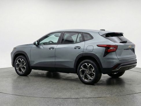 Used 2025 Chevrolet Trax LT w/ LT Convenience Package image 6