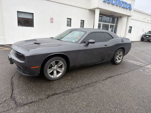 Used 2019 Dodge Challenger SXT image 3