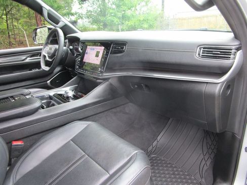 Used 2024 Jeep Wagoneer 2WD image 25