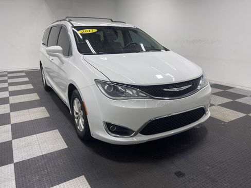 Used 2017 Chrysler Pacifica Touring-L image 6
