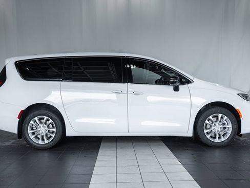 New 2026 Chrysler Pacifica Select AWD/4WD image 3