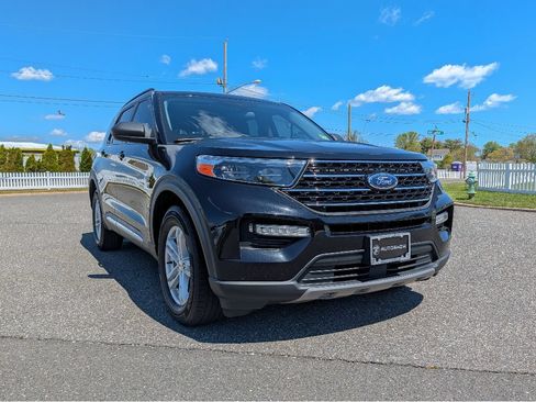 Used 2021 Ford Explorer XLT w/ Equipment Group 202A AWD/4WD image 3