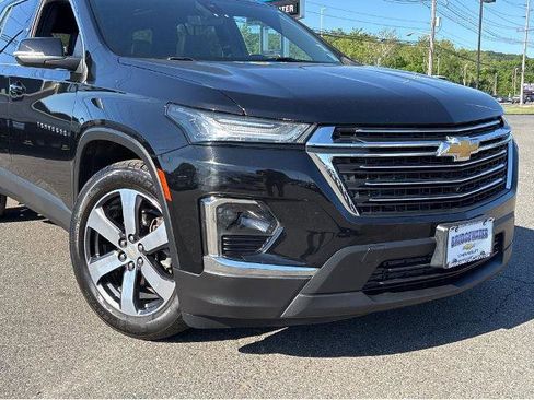 Used 2023 Chevrolet Traverse LT w/ LT Premium Package AWD/4WD image 2