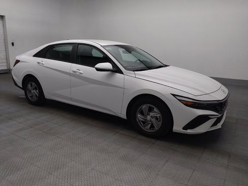 Used 2025 Hyundai Elantra SE FWD image 11