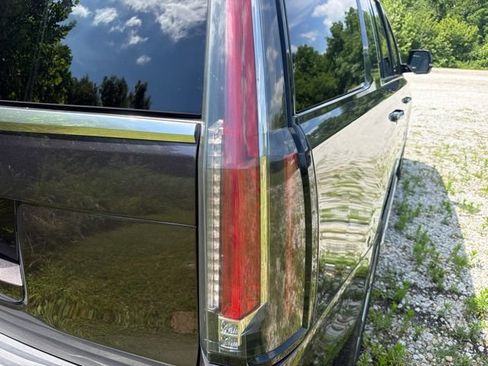 Used 2018 Cadillac Escalade Premium Luxury AWD/4WD image 8