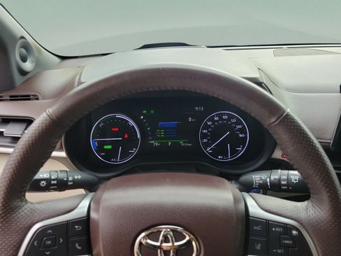 Used 2023 Toyota Sienna Platinum FWD image 15