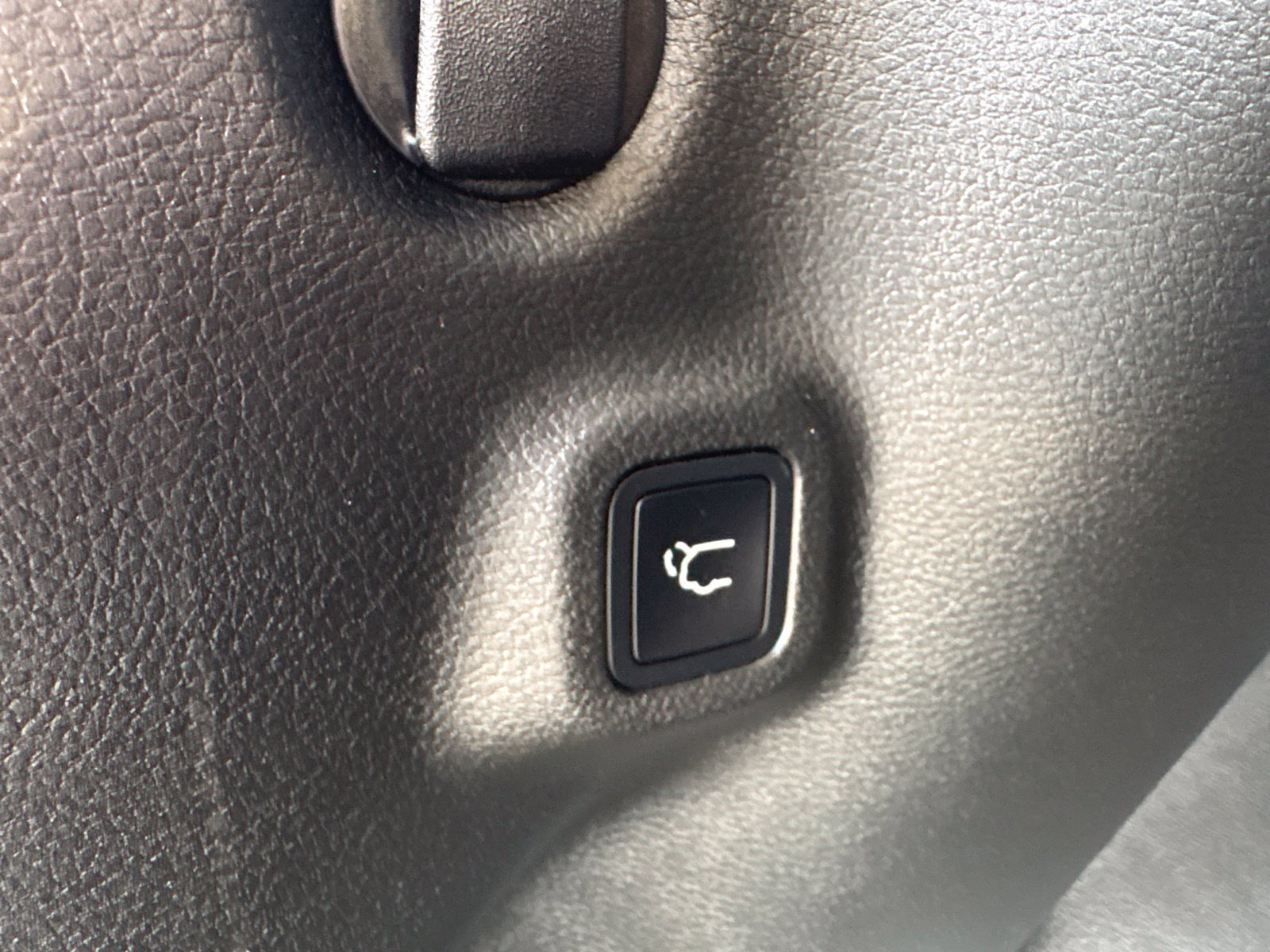 Used 2024 Jeep Compass Latitude w/ Sun and Sound Group AWD/4WD image 16