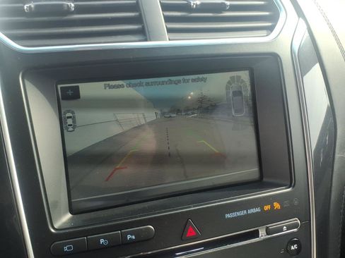 Used 2018 Ford Explorer Platinum image 19