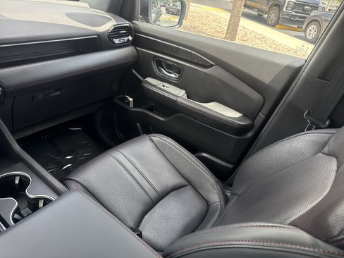 Certified 2025 Honda Pilot Black Edition image 23