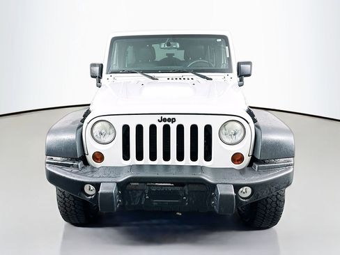 Used 2013 Jeep Wrangler Unlimited Sahara image 2