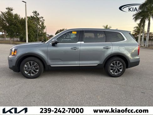 Certified 2025 Kia Telluride LX image 3
