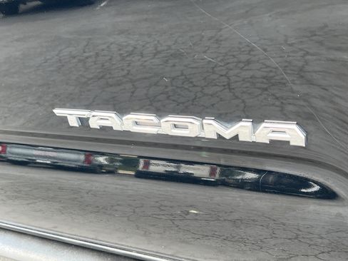 Used 2019 Toyota Tacoma TRD Off-Road w/ Technology Package AWD/4WD image 9