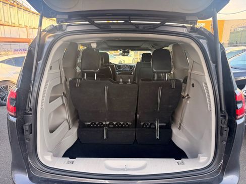 Used 2023 Chrysler Pacifica Limited image 37
