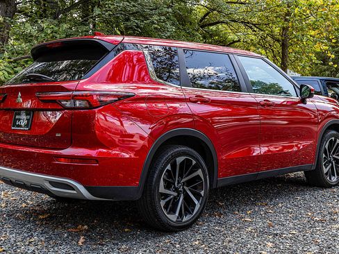 Used 2024 Mitsubishi Outlander AWD image 6