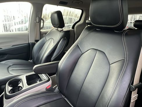Used 2024 Chrysler Pacifica Touring-L image 18
