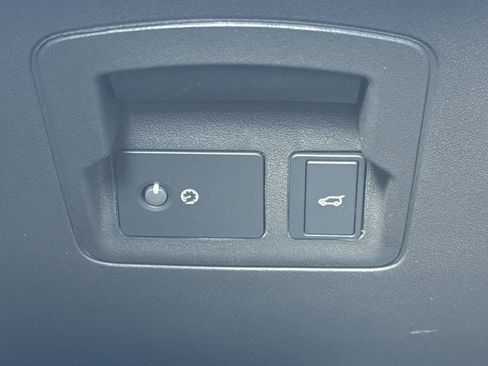 Used 2025 Land Rover Range Rover Velar Dynamic SE image 32