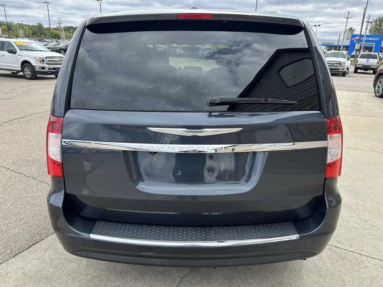 Used 2013 Chrysler Town & Country Touring-L w/ Driver Convenience Group FWD image 6
