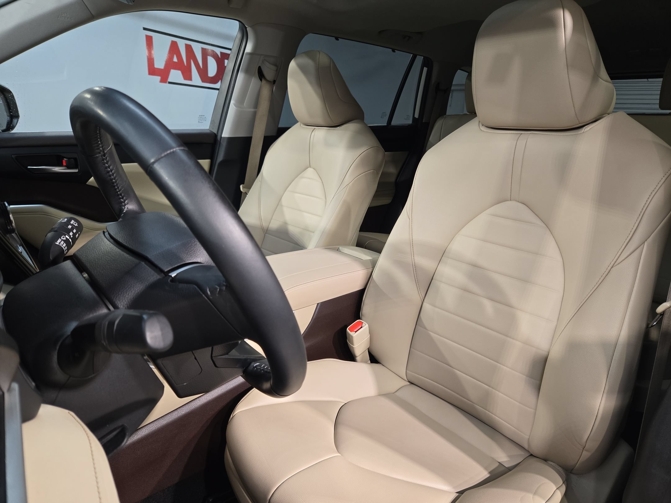Used 2022 Toyota Highlander XLE FWD image 24