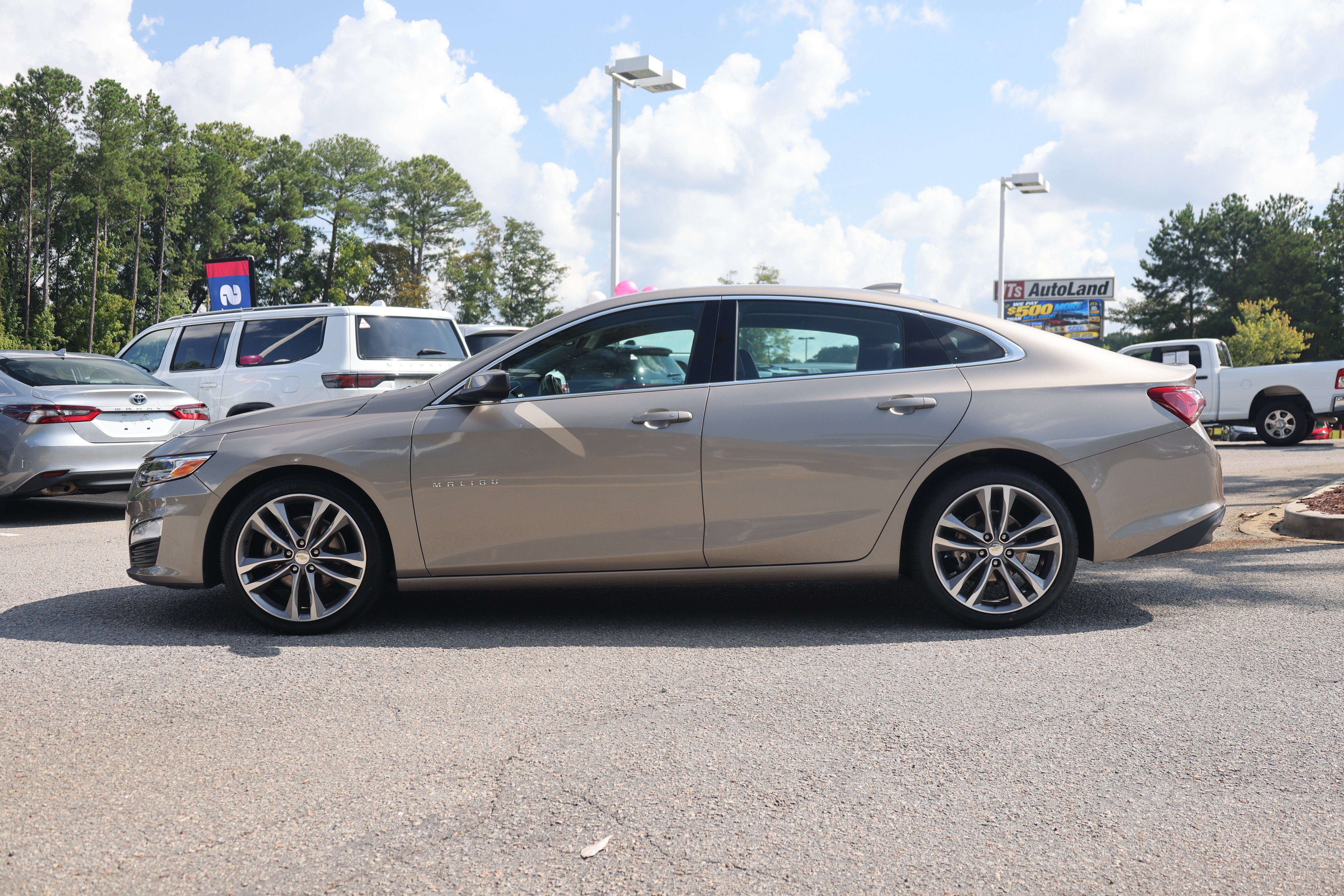Used 2024 Chevrolet Malibu LT FWD image 2