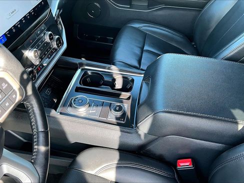 Used 2022 Ford Expedition Max XLT image 15