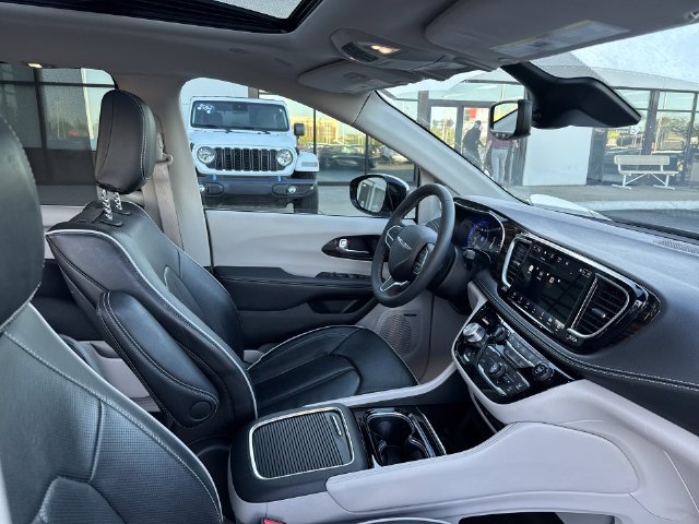 Used 2023 Chrysler Pacifica Limited w/ Uconnect Theater Family Group AWD/4WD image 18