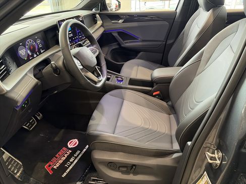 Used 2025 Volkswagen Tiguan SE R-Line image 19