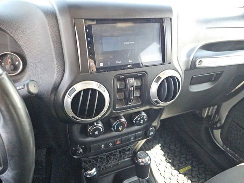 Used 2018 Jeep Wrangler Unlimited Sahara AWD/4WD image 29