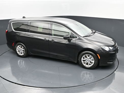 Used 2023 Chrysler Voyager LX image 33