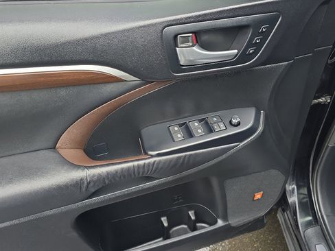 Used 2015 Toyota Highlander Limited Platinum image 12