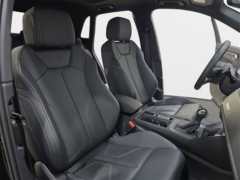 Certified 2025 Audi Q3 2.0T Premium w/ Convenience Package image 12