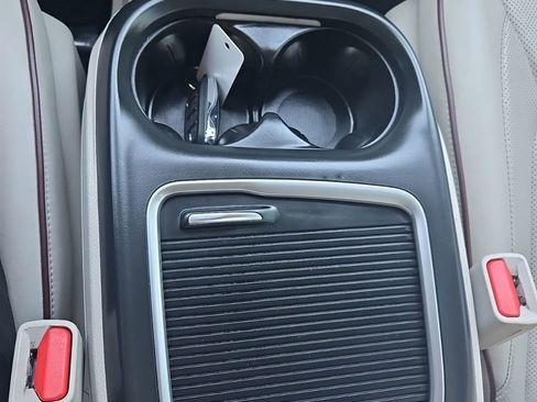 Used 2018 Chrysler Pacifica Limited w/ Tire & Wheel Group FWD image 30