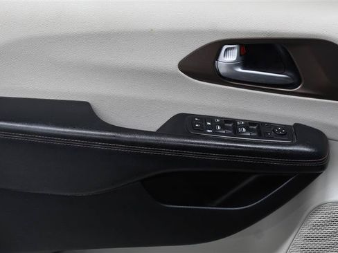 Used 2018 Chrysler Pacifica Touring-L FWD image 15