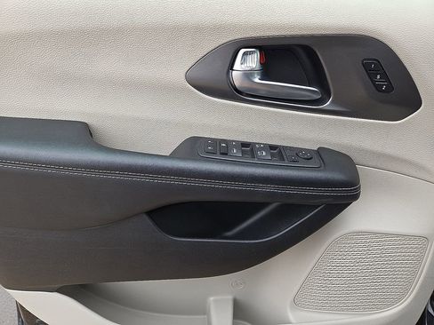 Used 2023 Chrysler Pacifica Touring-L FWD image 21
