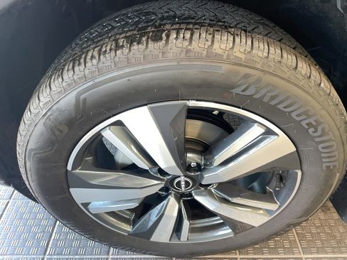 Used 2024 Nissan Rogue SL image 5