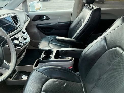 Used 2020 Chrysler Pacifica Limited FWD image 12