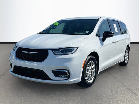 Used 2026 Chrysler Pacifica Select FWD image 3