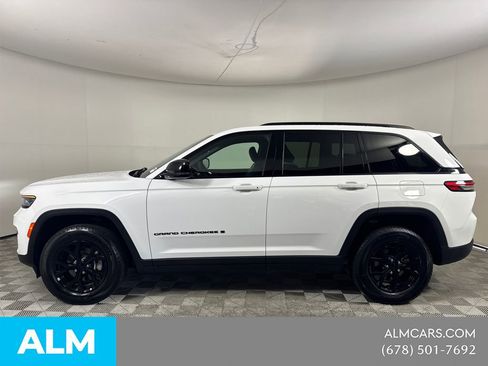 Used 2025 Jeep Grand Cherokee Altitude AWD/4WD image 11