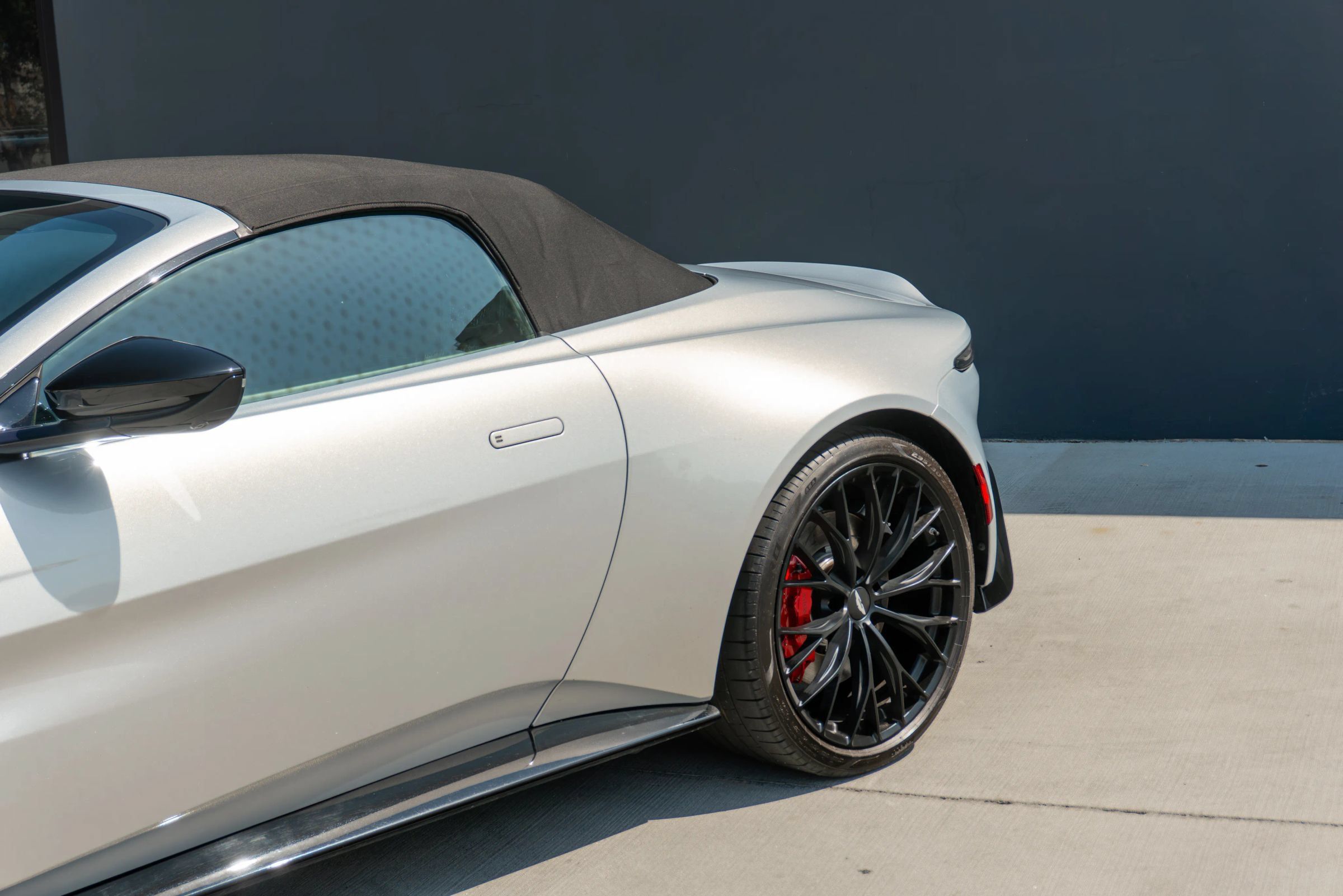 Used 2022 Aston Martin V8 Vantage Roadster RWD image 26